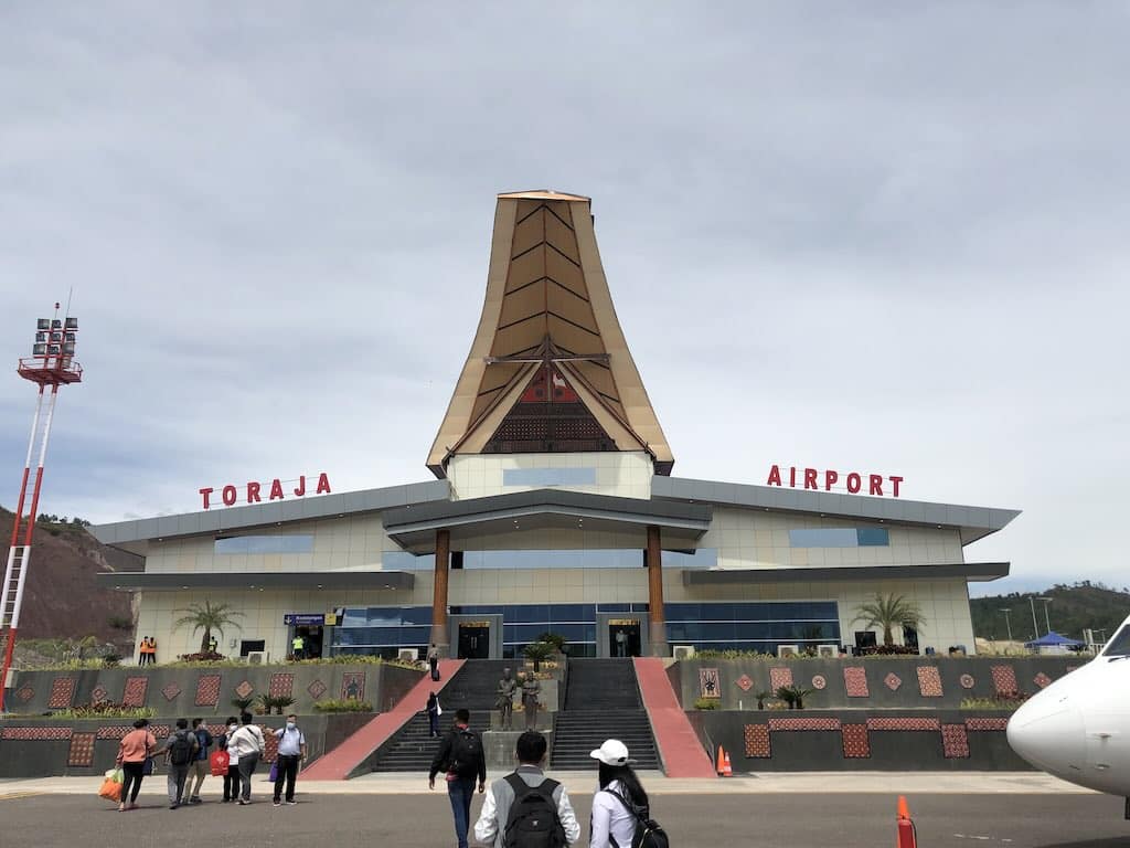 Il terminal a forma di tongkonan dell'aeroporto di Toraja a Buntu Kunik, Sulawesi
