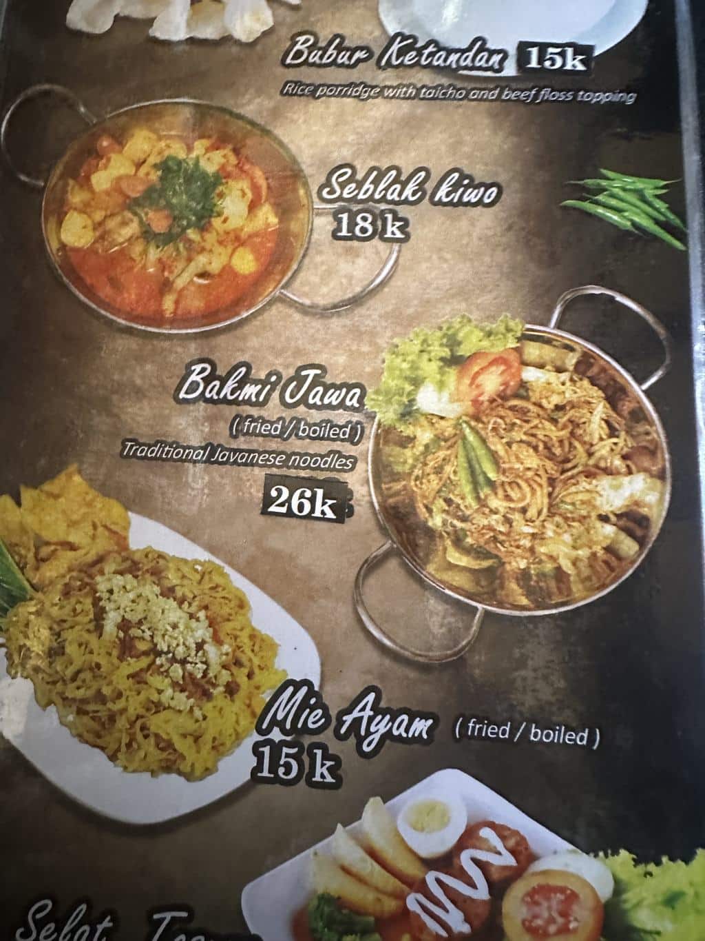 Handgeschriebene Warung-Karte mit Preisen in Rupiah, Yogyakarta, Java