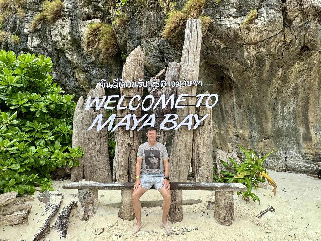 Das Schild Welcome to Maya Bay auf Koh Phi Phi Leh