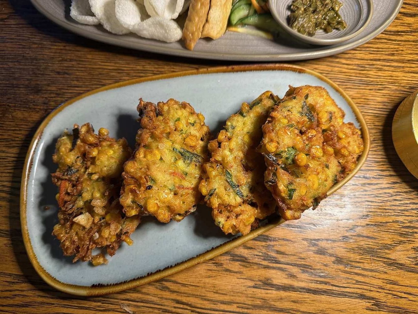 Bakwan jagung, indonesische Maispuffer, als gorengan serviert