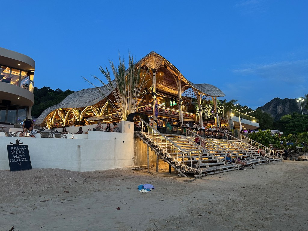 Aus Bambus gebauter Beachclub, beleuchtet am Ao Nang Beach in der Dämmerung