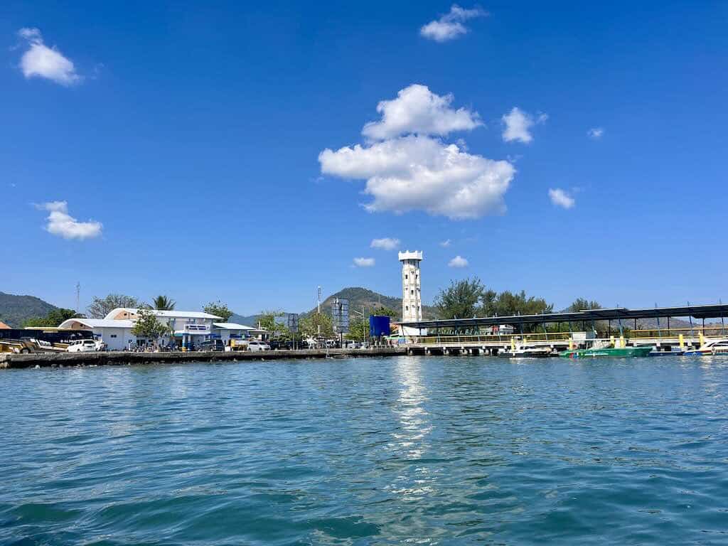 De haven van Bangsal in noord-Lombok, aankomstpunt van de snelboten uit Bali en vertrekpunt naar de Gili-eilanden