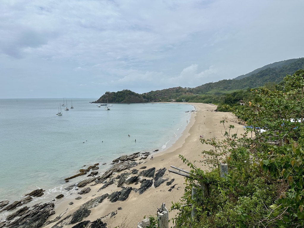兰塔岛南部停满长尾船的海湾