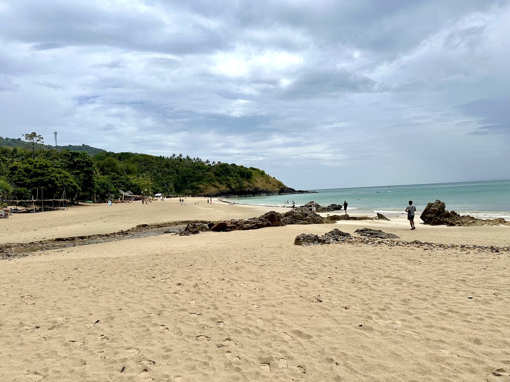 Praia e rochas na ponta sul de Koh Lanta, Tailândia