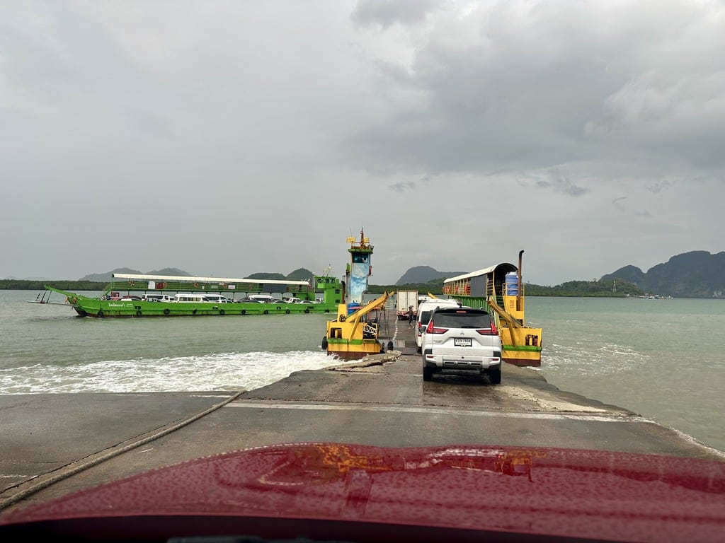 Carros embarcando na balsa de Koh Lanta no píer do continente, província de Krabi