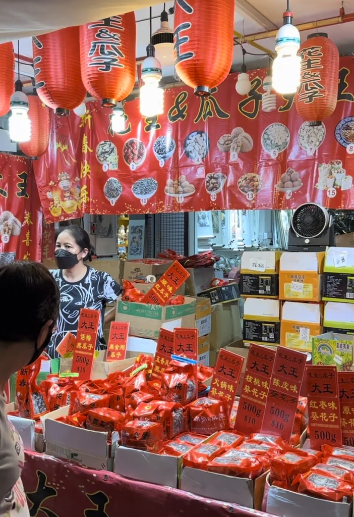 Kraam met zaden en gedroogd fruit onder rode lampionnen voor Chinees Nieuwjaar in Chinatown, Singapore