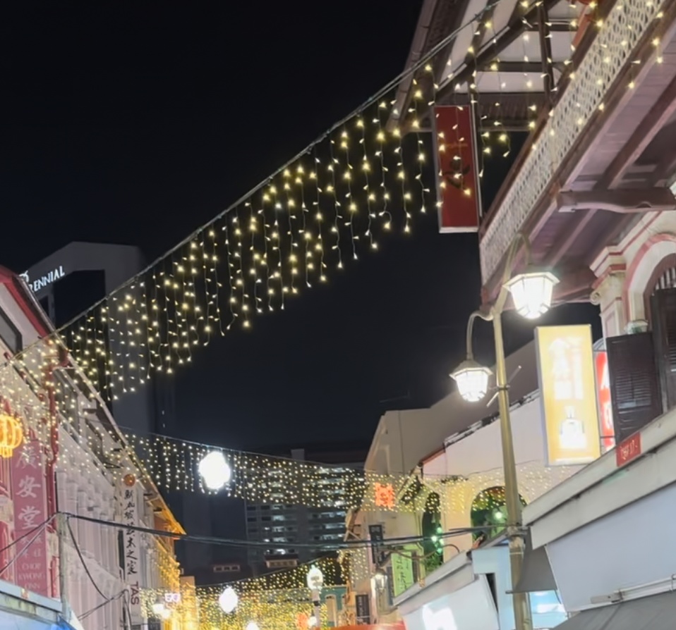 Straten in Chinatown versierd met lichtjes voor Chinees Nieuwjaar in Singapore