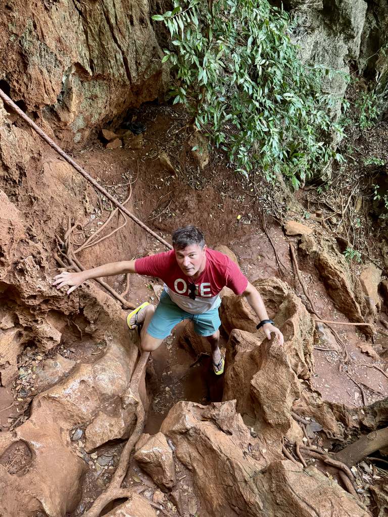 Aufstieg über den steilen roten Lehmpfad zum Railay-Viewpoint an einem Fixseil