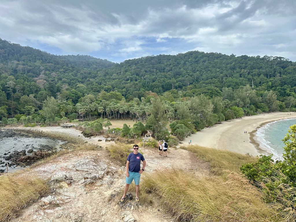 Duas praias que se encontram numa ponta em Laem Tanod, parque nacional de Mu Ko Lanta