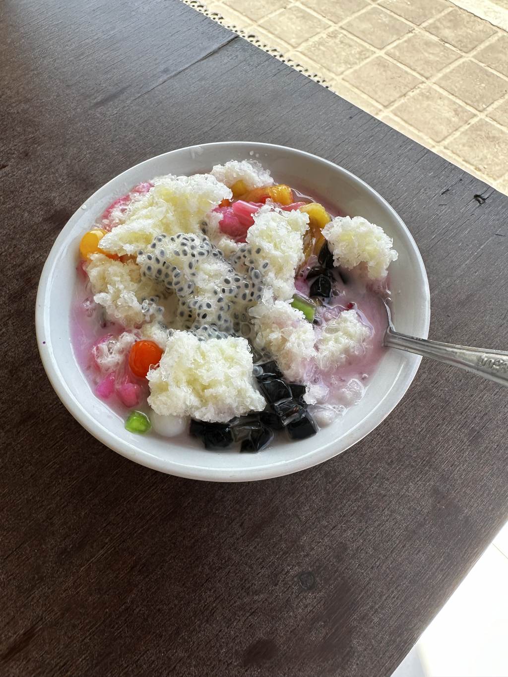 Es campur mit Crushed Ice, Drachenfrucht, Grasgelee und bunten Gelees in einer Warung-Schale