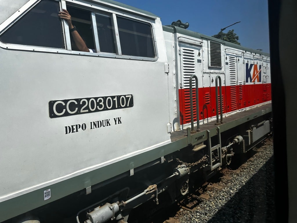 印尼 KAI CC 203 型机车,从行进中的列车上拍摄