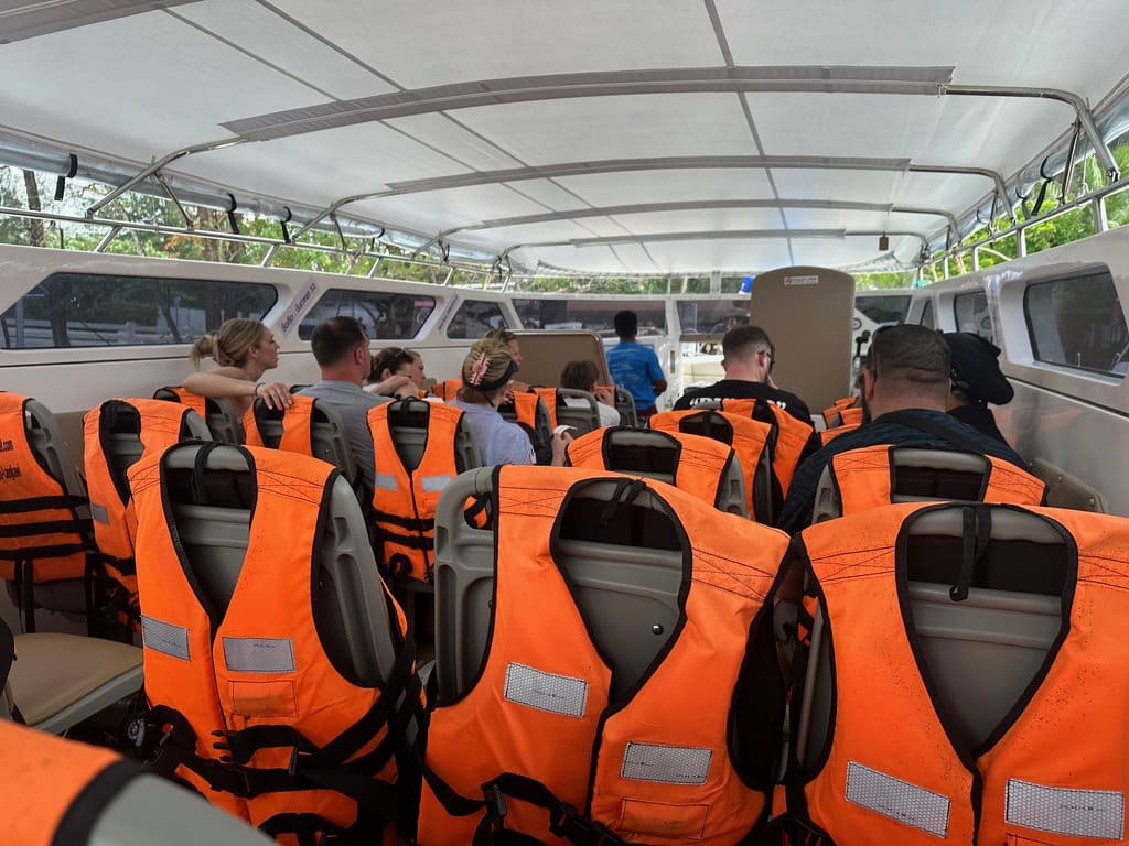Coletes salva-vidas pendurados em cada assento na cabine de uma lancha em Krabi