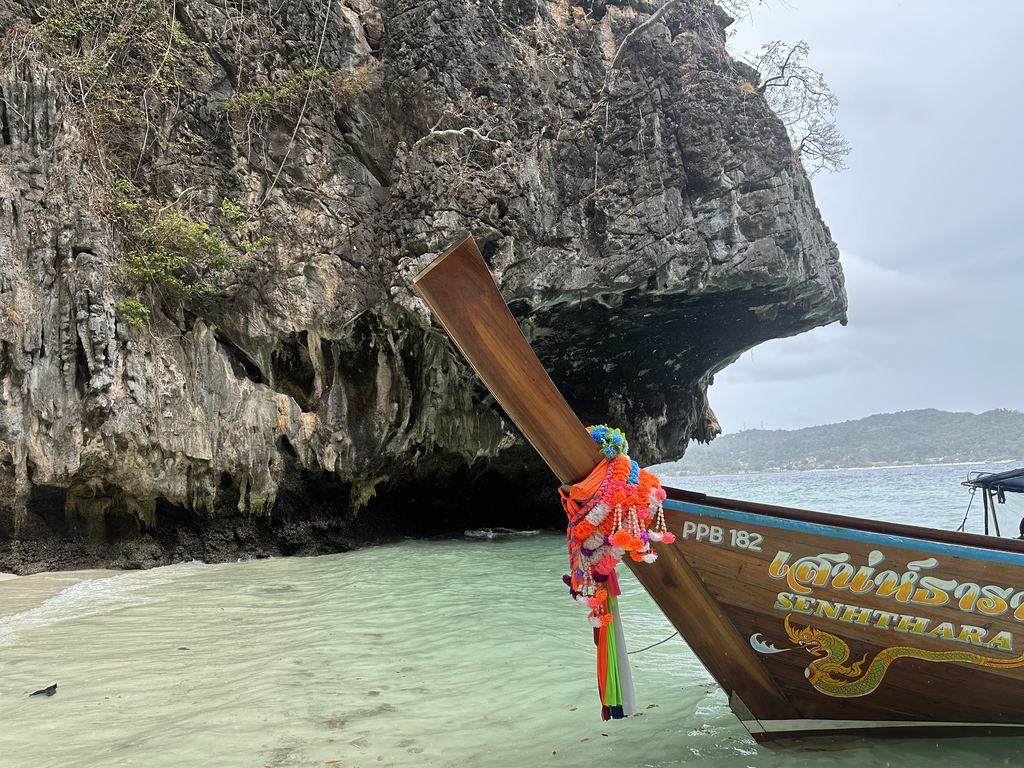 Auf den Sand gezogenes Longtailboot am Monkey Beach auf Koh Phi Phi Don