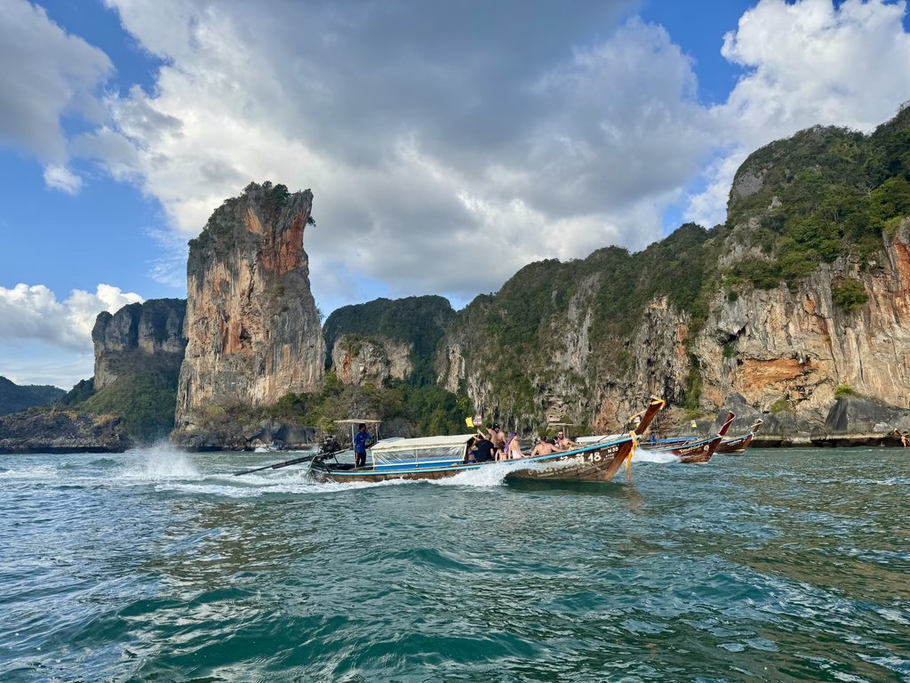 Longtailboot auf der Überfahrt von Ao Nang nach Railay Beach vorbei an Kalksteinkarst