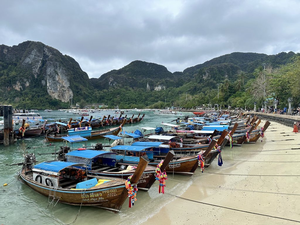 Longtails enfileirados no píer de Tonsai em Koh Phi Phi Don