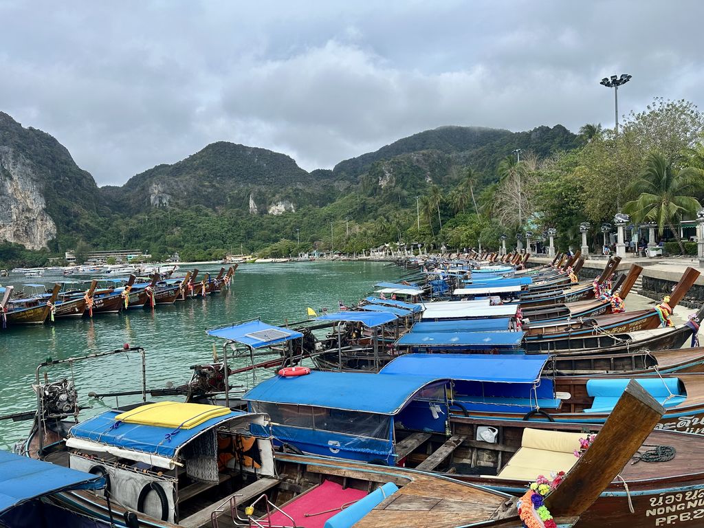 Longtailboote vor dem Dorf Tonsai auf Koh Phi Phi vertäut