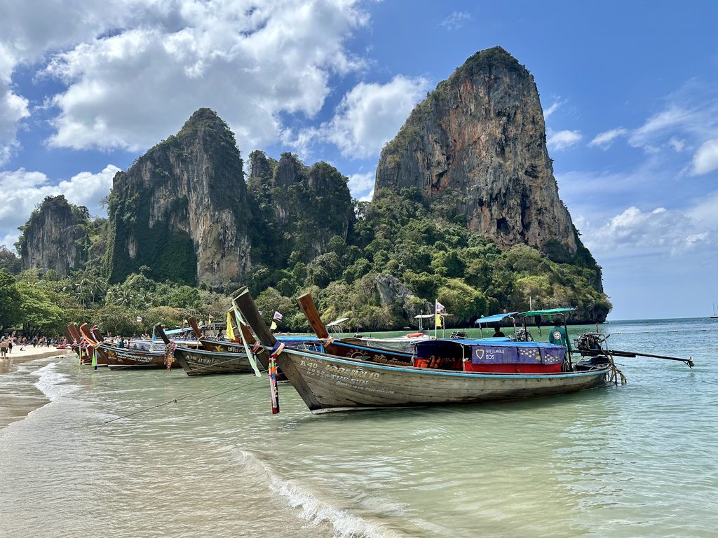 Longtailboote aufgereiht im Sand am Railay West Beach