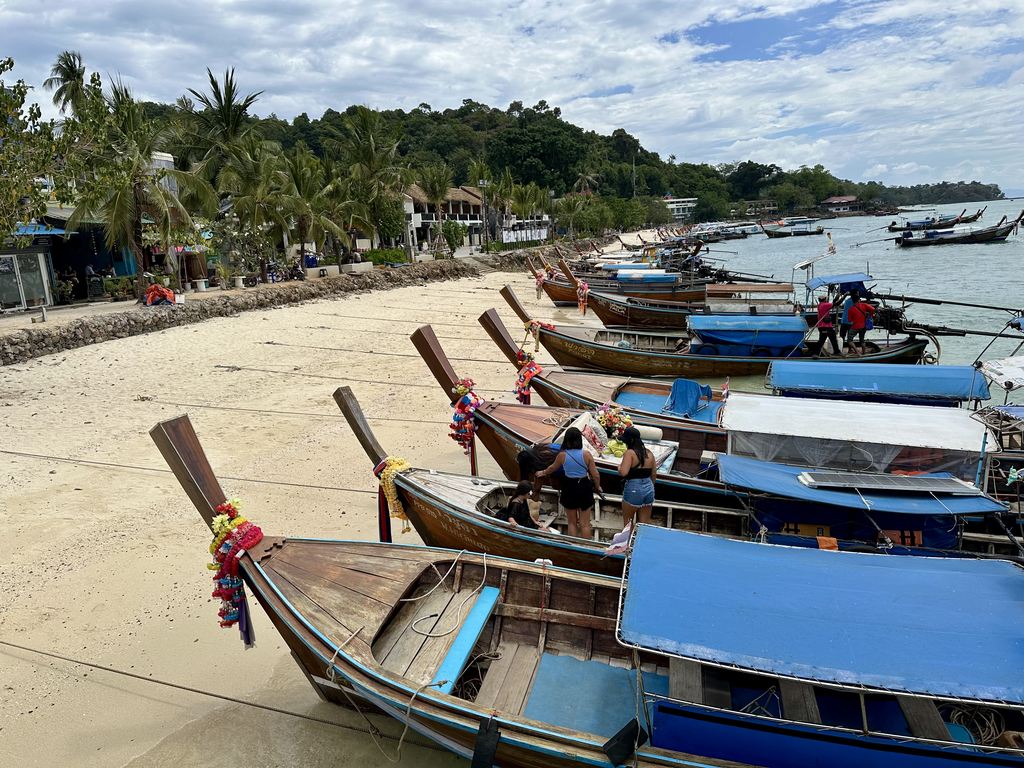 Auf den Sand gezogene Longtailboote in der Bucht von Tonsai, Koh Phi Phi