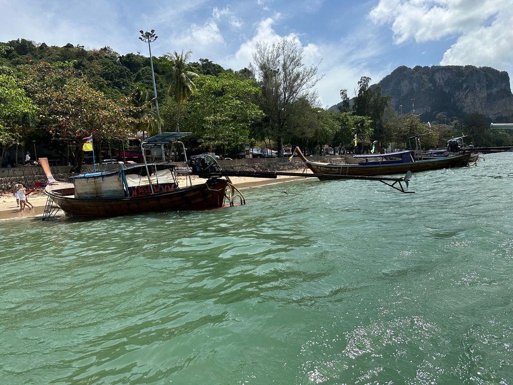 Barcos longtail esperando passageiros em Ao Nang, Krabi