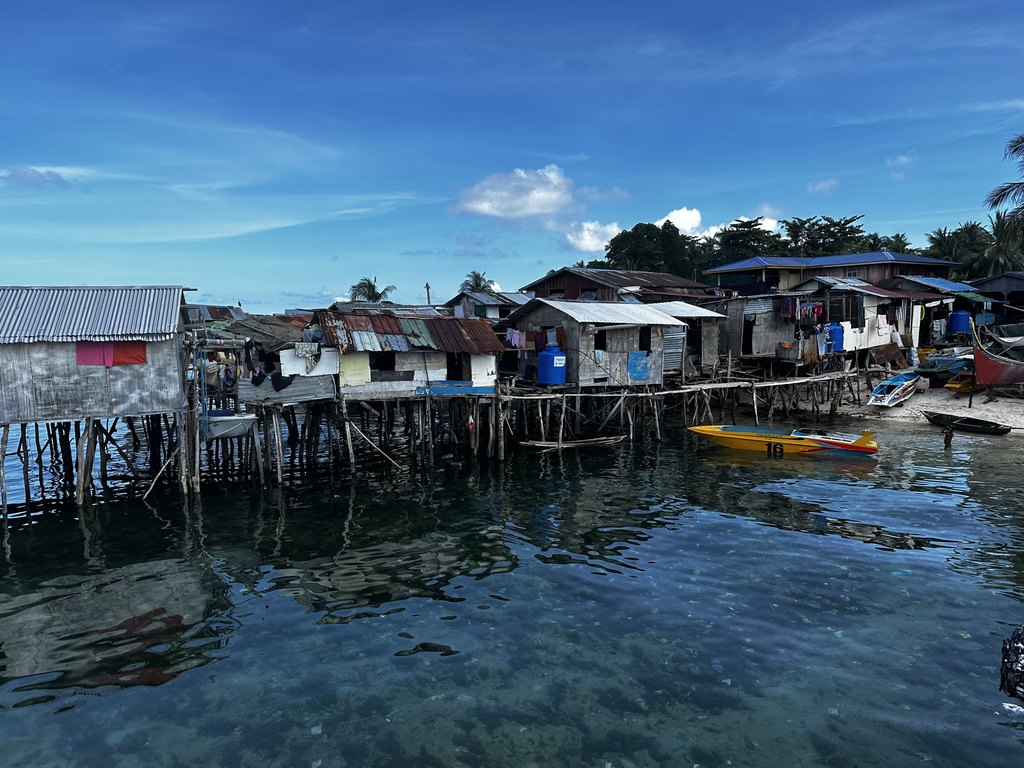 Pfahlbaudorf auf der Insel Mabul, Sabah, Borneo