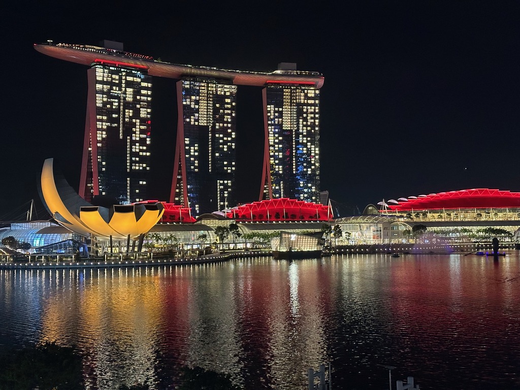 Marina Bay Sands en het ArtScience Museum verlicht bij nacht in Singapore