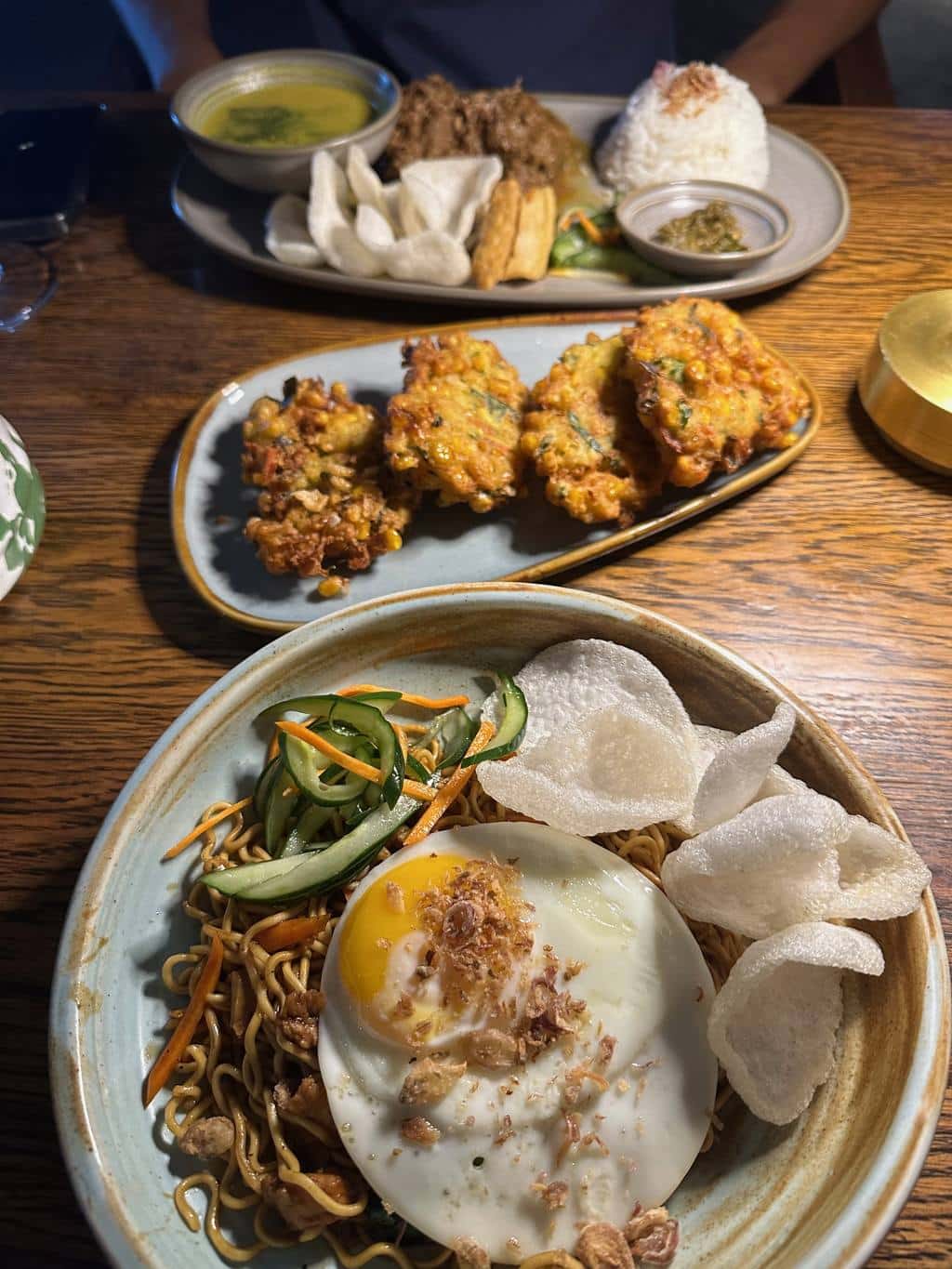 Mie goreng mit Spiegelei obendrauf, dazu Krabbenchips und Maispuffer