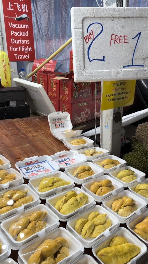 Musang King-durian per schaal verkocht bij een kraam in Chinatown, Singapore