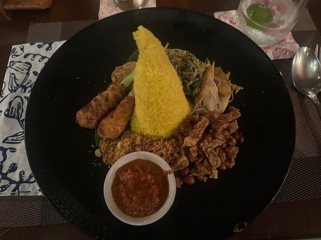 Nasi campur mit gelbem Reis, sate lilit, urap-Gemüse, tempe orek und sambal