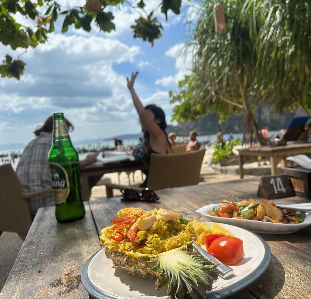 Gebratener Reis mit Garnelen, serviert in einer ausgehöhlten Ananas im Railay Beach Cafe, Railay West