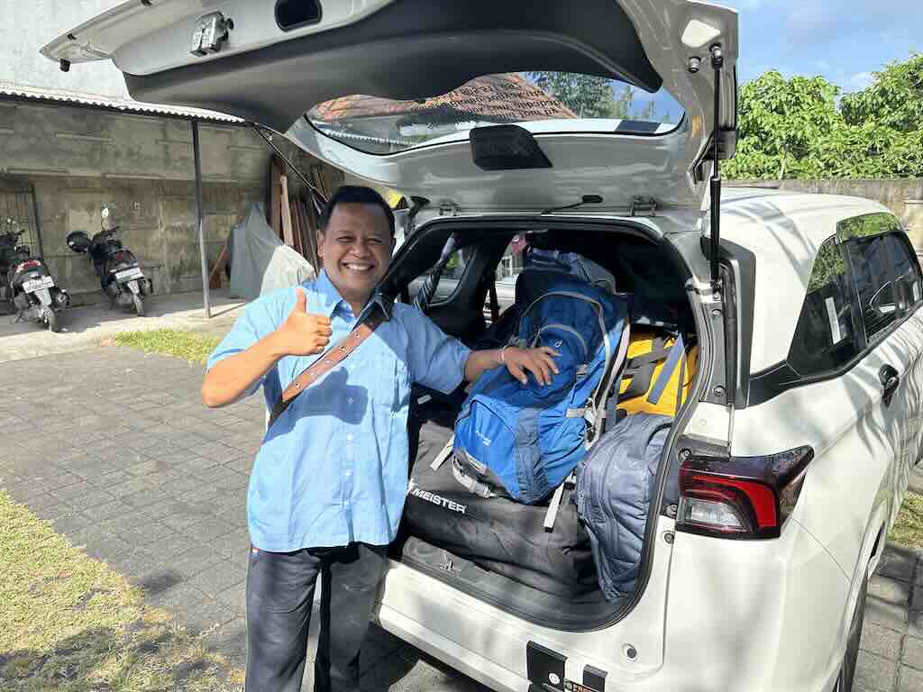Easy Journey Bali の専属ドライバーの車に荷物とともに乗り込むバリ島の5人家族