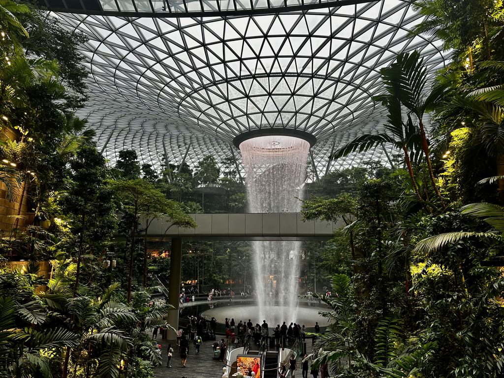 De Rain Vortex-waterval die door de glazen koepel van Jewel Changi Airport valt