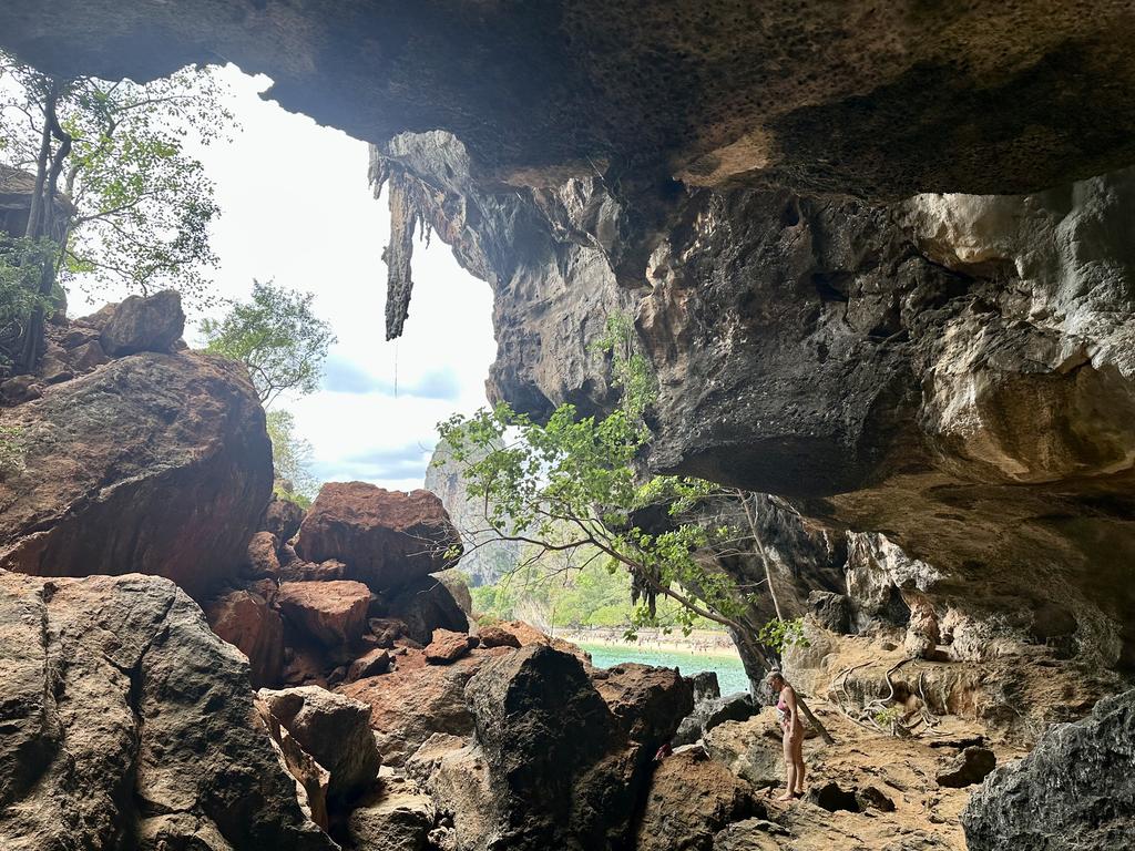 Felsdurchgang und Blöcke durch die Wand am Südende des Phra Nang Beach