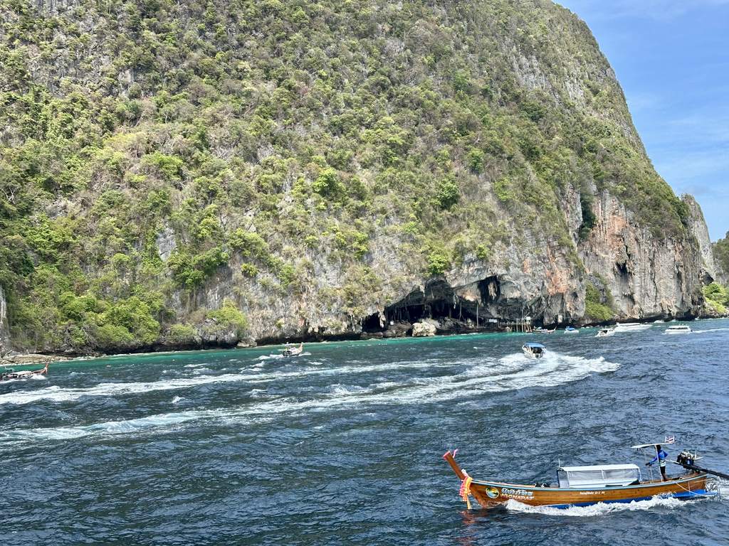 Meereshöhlen, die die Kalksteinwände von Phi Phi Leh unterhöhlen