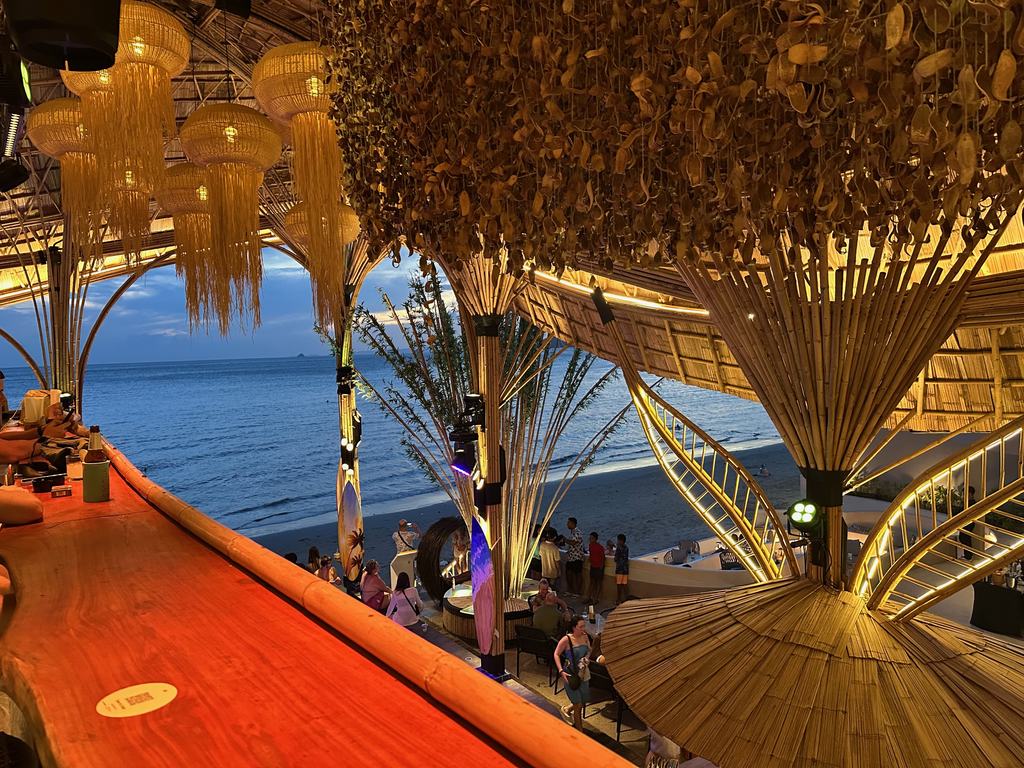 Blick aufs Meer von der Bar eines Beachclubs am Ao Nang Beach