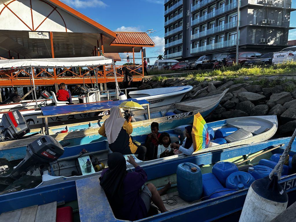 Tauchboote im Hafen von Semporna warten auf die Abfahrt nach Mabul, Sabah