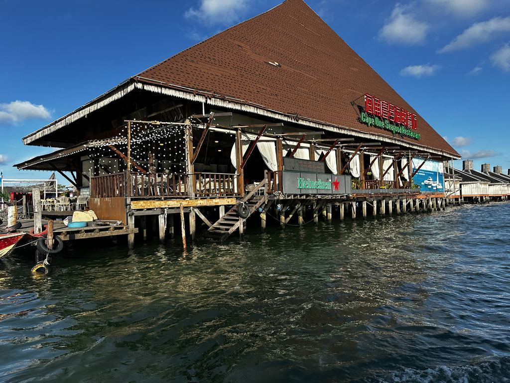 Fischrestaurants auf Stelzen am Steg von Semporna, Sabah
