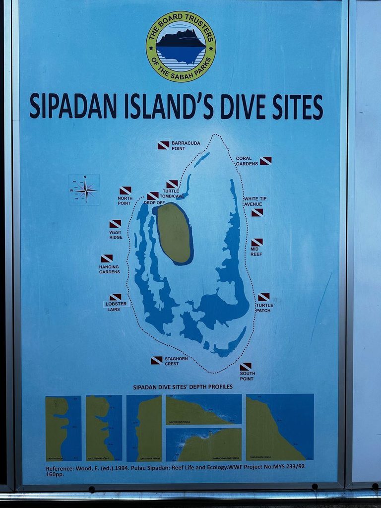 Tafel von Sabah Parks mit den Tauchplätzen rund um Sipadan