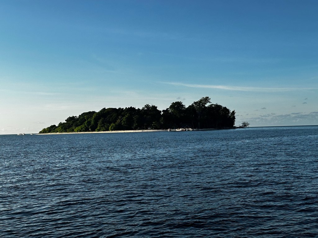 Die Insel Sipadan vom Meer aus gesehen, Sabah, Borneo