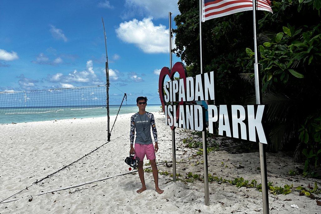 Schild des Sipadan Island Park am Strand, Sabah Parks, Malaysia