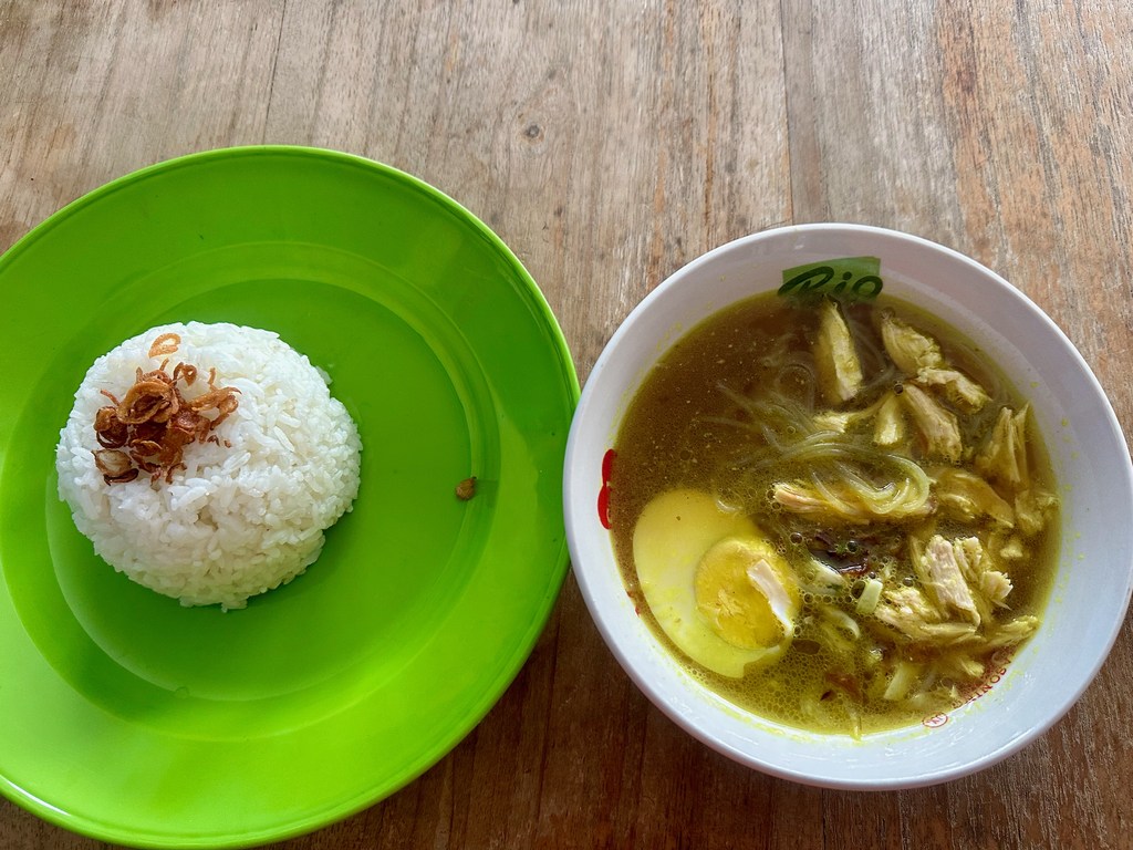 Soto ayam und ein Teller Reis mit gebratenen Schalotten in einem Warung auf Nusa Penida