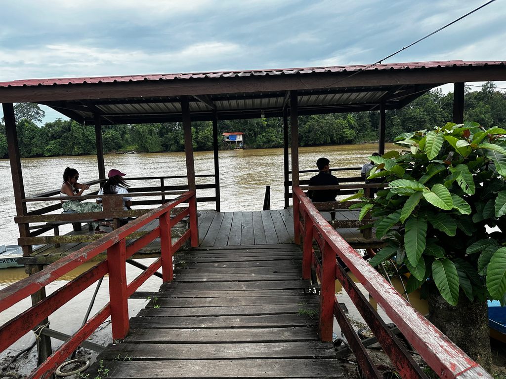 Überdachter Holzsteg am Kinabatangan bei Kampung Sukau, Sabah