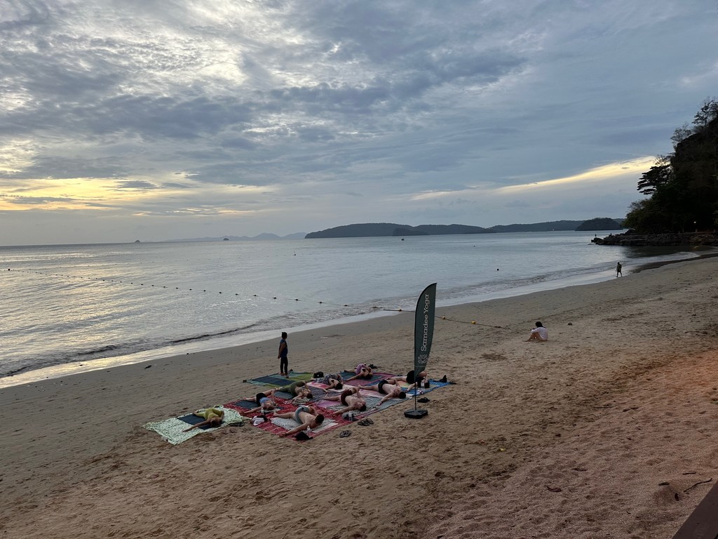 Pôr do sol e ilhas calcárias ao largo vistas da praia de Ao Nang, Krabi