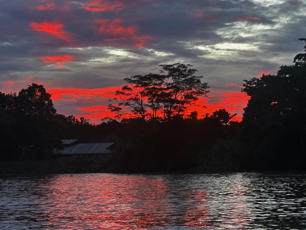 Roter Sonnenuntergang über dem Kinabatangan, Sabah, Borneo