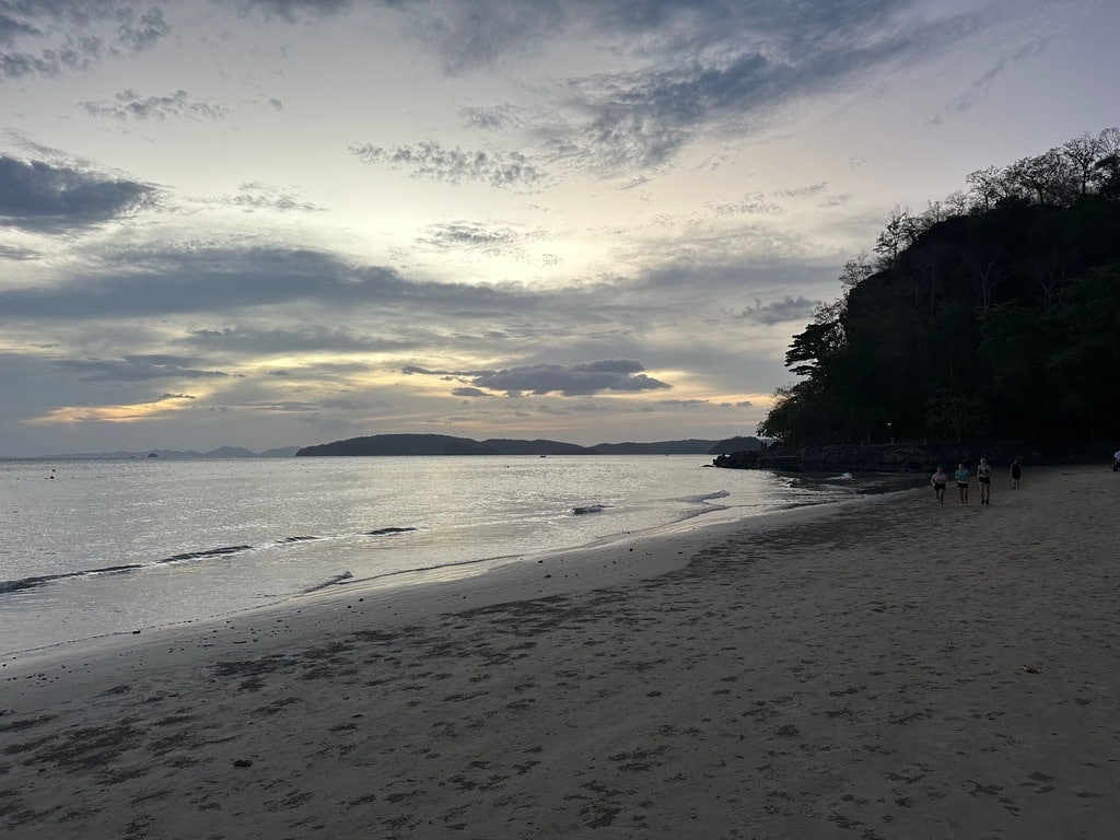 Sonnenuntergang über Ao Nang Beach in Krabi, Thailand