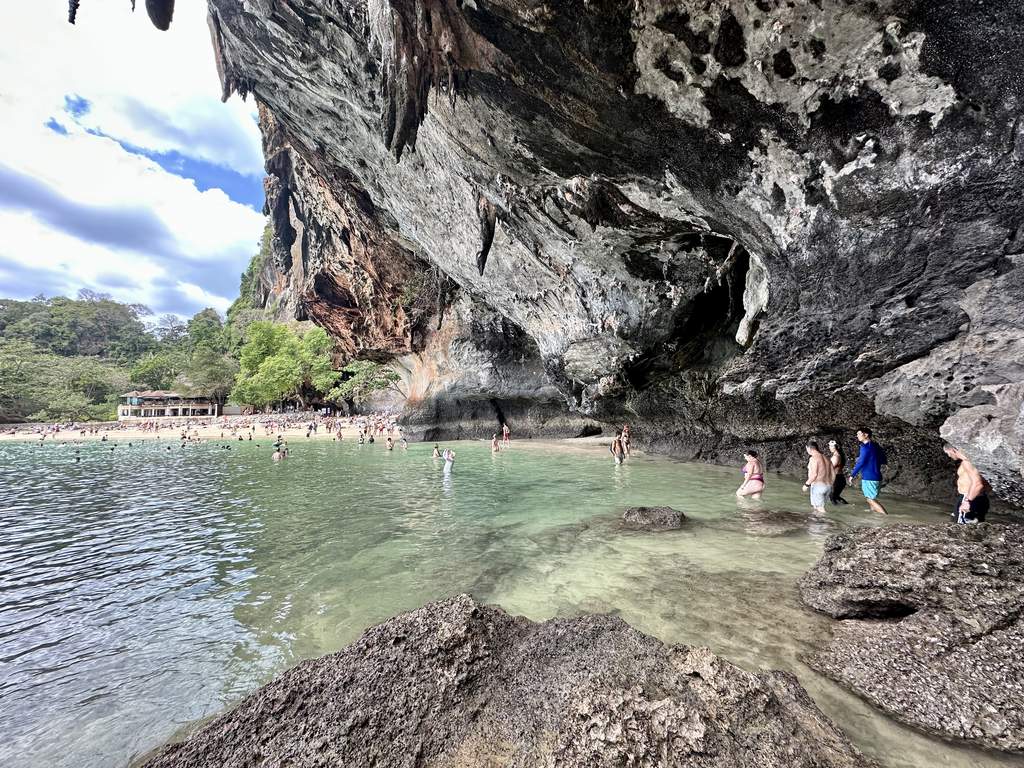 Flaches Gezeitenbecken im Inneren der Kalksteinwand bei Phra Nang, Railay