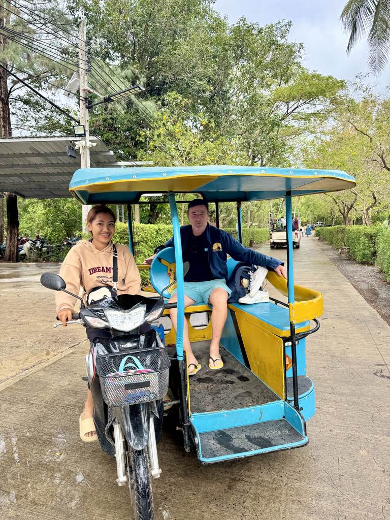 Tuk-tuk com sidecar em Koh Lanta, uma moto com uma cabine de passageiros aparafusada na lateral