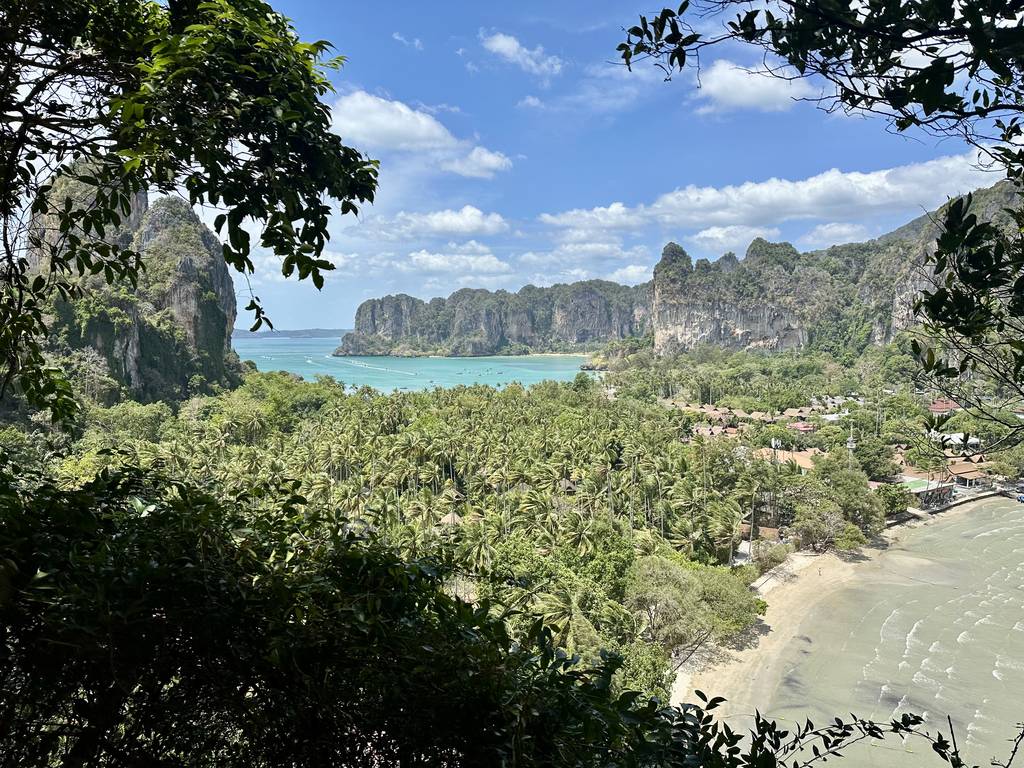 Vista da enseada de Railay West e dos paredões calcários a partir do mirante de Railay
