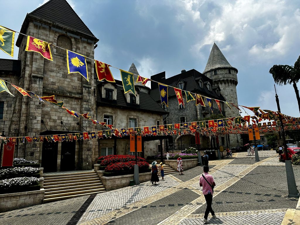 Desa Prancis di Sun World Ba Na Hills dengan bendera dan bangunan batu