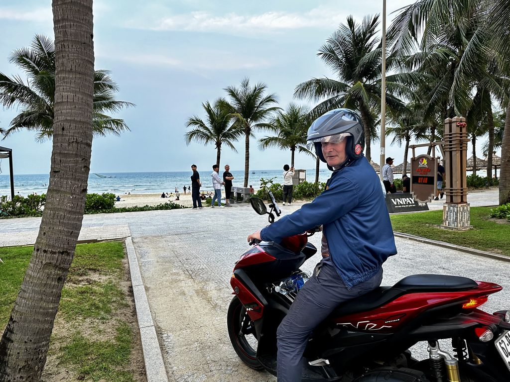 Blaise Jaeger dengan skuter sewaannya di Pantai My Khe, Da Nang