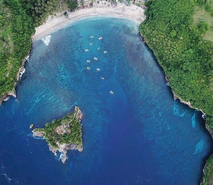ヌサペニダ島西海岸のダイビングポイント、クリスタルベイの空撮